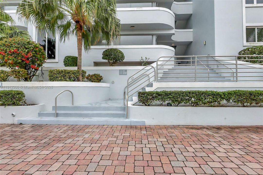 For Sale: $949,000 (3 beds, 2 baths, 2400 Square Feet)