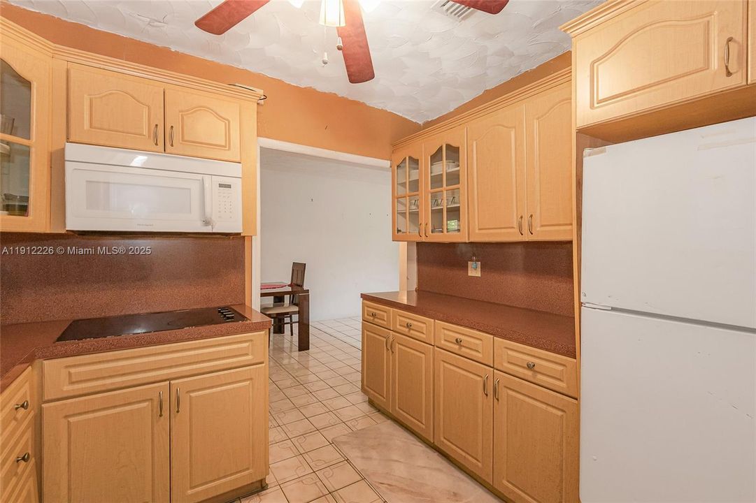 En Venta: $639,000 (4 camas, 3 baños, 2122 Pies cuadrados)