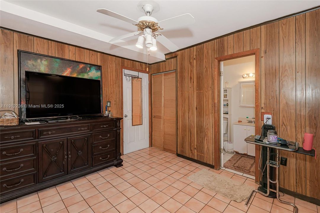 En Venta: $639,000 (4 camas, 3 baños, 2122 Pies cuadrados)