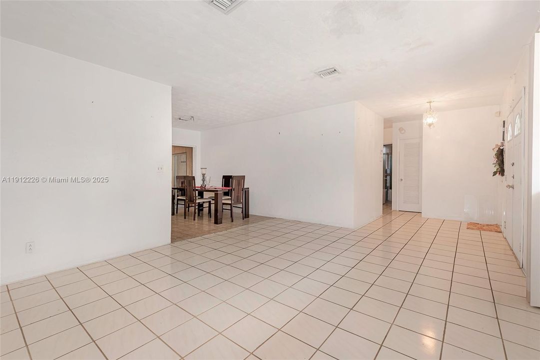 En Venta: $639,000 (4 camas, 3 baños, 2122 Pies cuadrados)