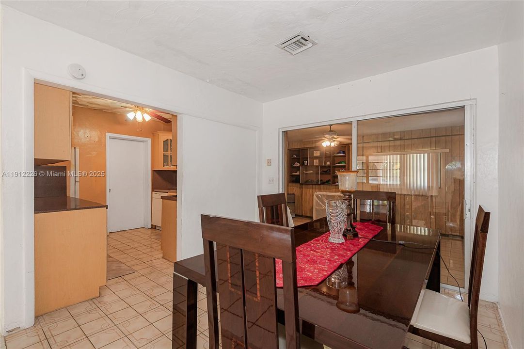 En Venta: $639,000 (4 camas, 3 baños, 2122 Pies cuadrados)