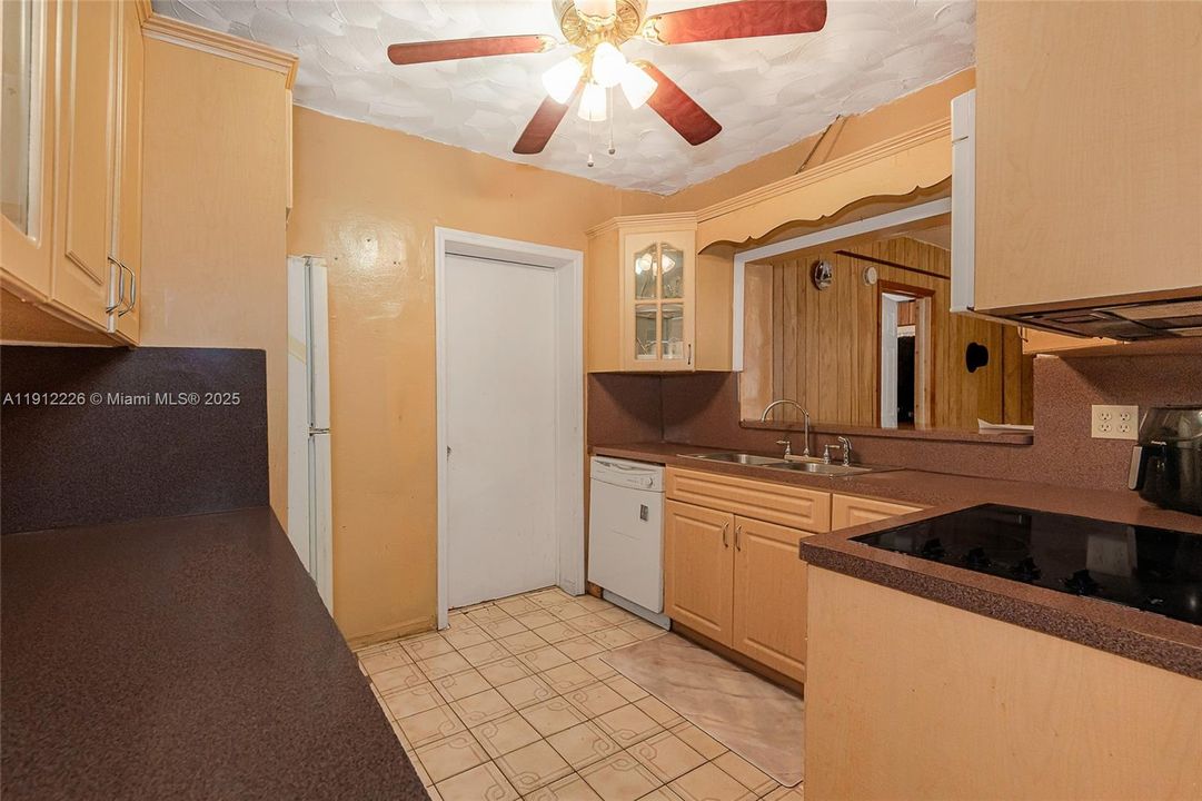 En Venta: $639,000 (4 camas, 3 baños, 2122 Pies cuadrados)