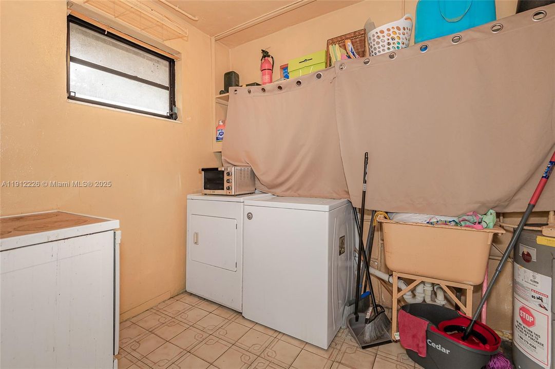 En Venta: $639,000 (4 camas, 3 baños, 2122 Pies cuadrados)