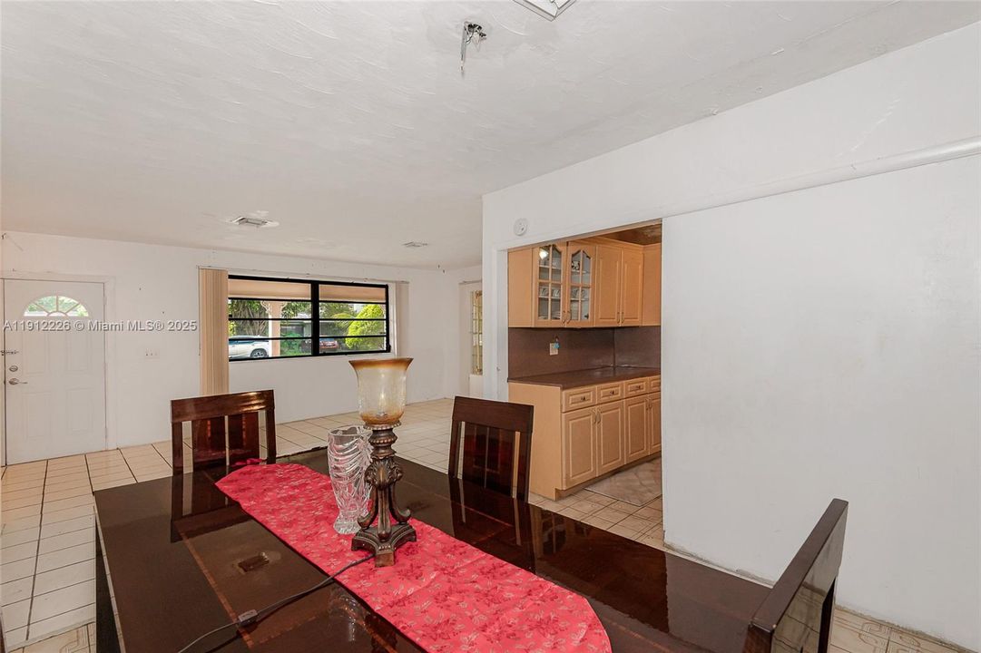 En Venta: $639,000 (4 camas, 3 baños, 2122 Pies cuadrados)