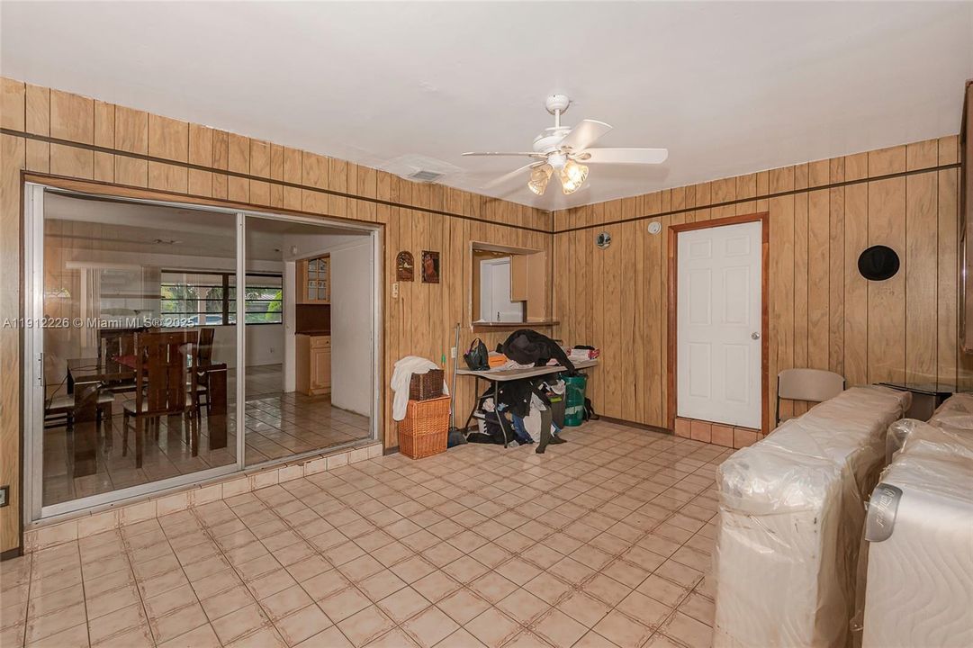 En Venta: $639,000 (4 camas, 3 baños, 2122 Pies cuadrados)