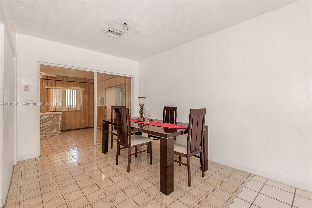 En Venta: $639,000 (4 camas, 3 baños, 2122 Pies cuadrados)