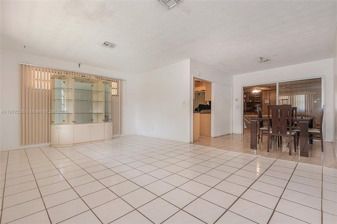 En Venta: $639,000 (4 camas, 3 baños, 2122 Pies cuadrados)