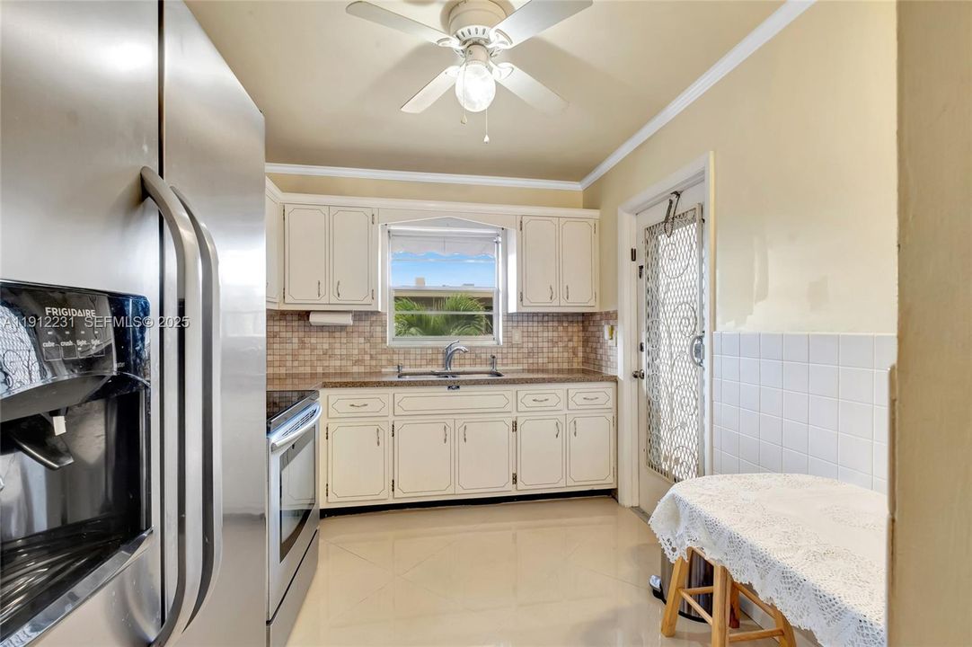 На продажу: $225,000 (2 спален, 1 ванн, 1100 Квадратных фут)