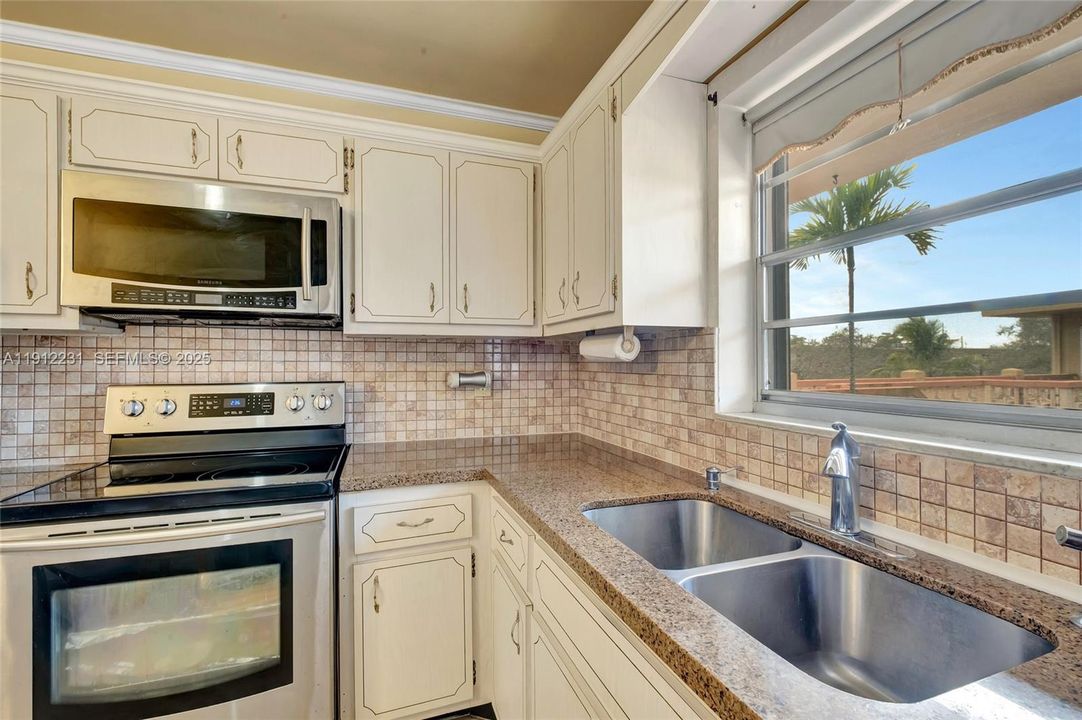 На продажу: $225,000 (2 спален, 1 ванн, 1100 Квадратных фут)