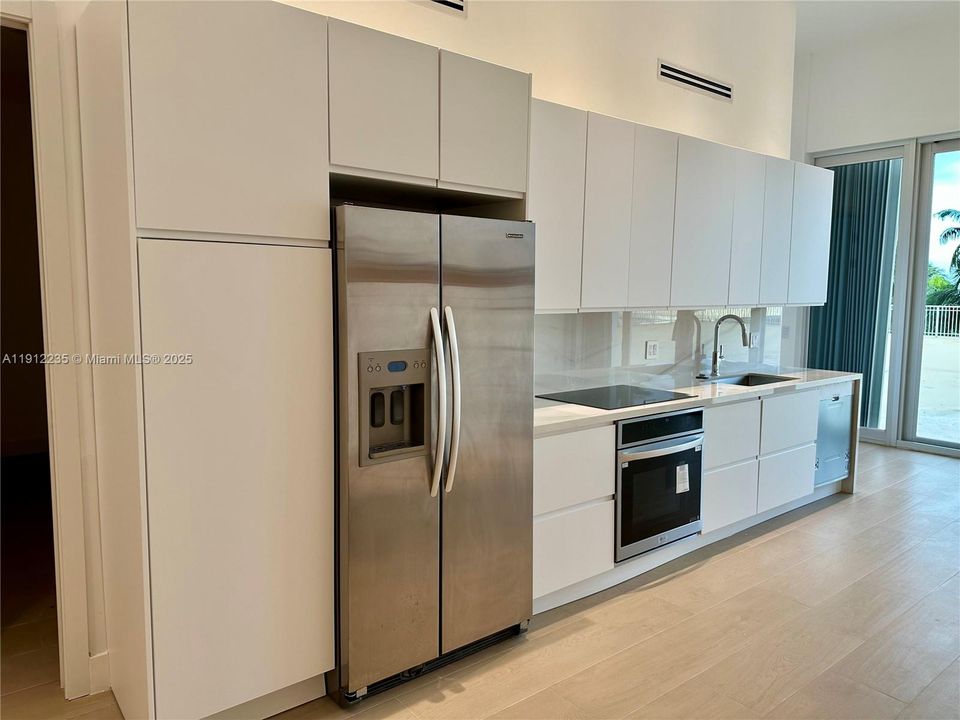 Active With Contract: $5,900 (2 beds, 2 baths, 930 Square Feet)