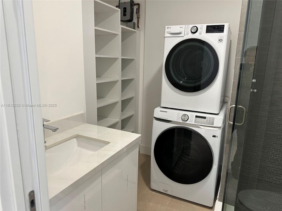 Active With Contract: $5,900 (2 beds, 2 baths, 930 Square Feet)