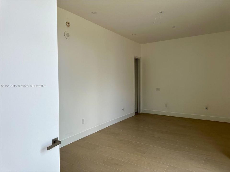 Active With Contract: $5,900 (2 beds, 2 baths, 930 Square Feet)