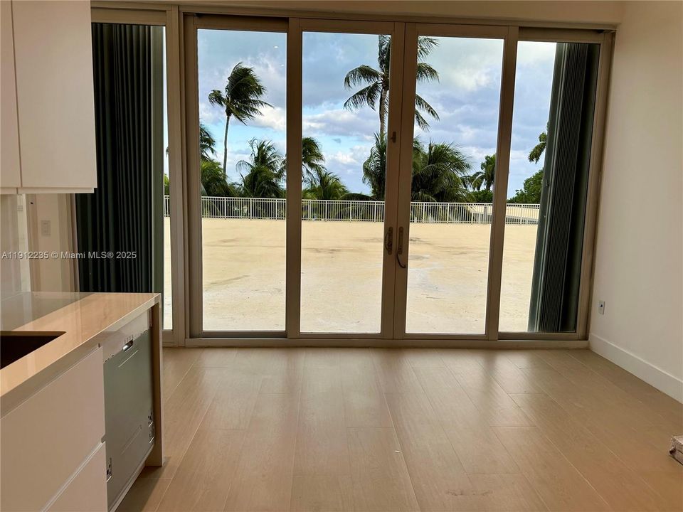 Active With Contract: $5,900 (2 beds, 2 baths, 930 Square Feet)