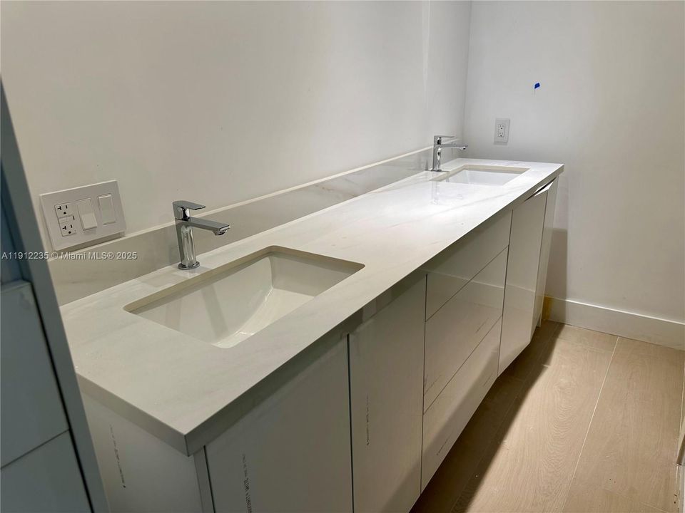 Active With Contract: $5,900 (2 beds, 2 baths, 930 Square Feet)