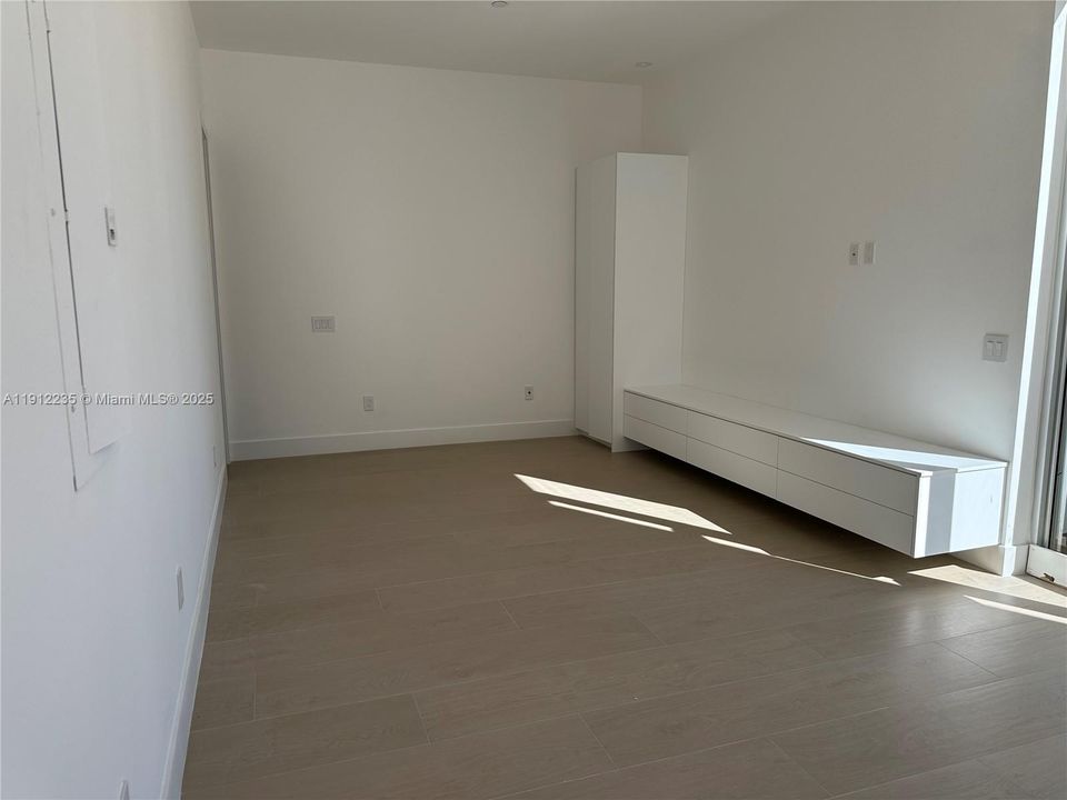 Active With Contract: $5,900 (2 beds, 2 baths, 930 Square Feet)