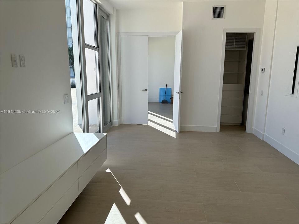 Active With Contract: $5,900 (2 beds, 2 baths, 930 Square Feet)