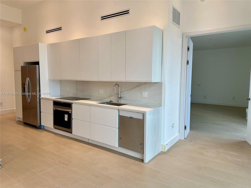 Active With Contract: $5,900 (2 beds, 2 baths, 930 Square Feet)