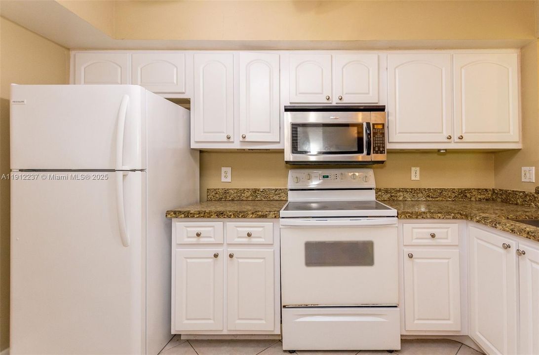 На продажу: $249,000 (2 спален, 2 ванн, 1106 Квадратных фут)