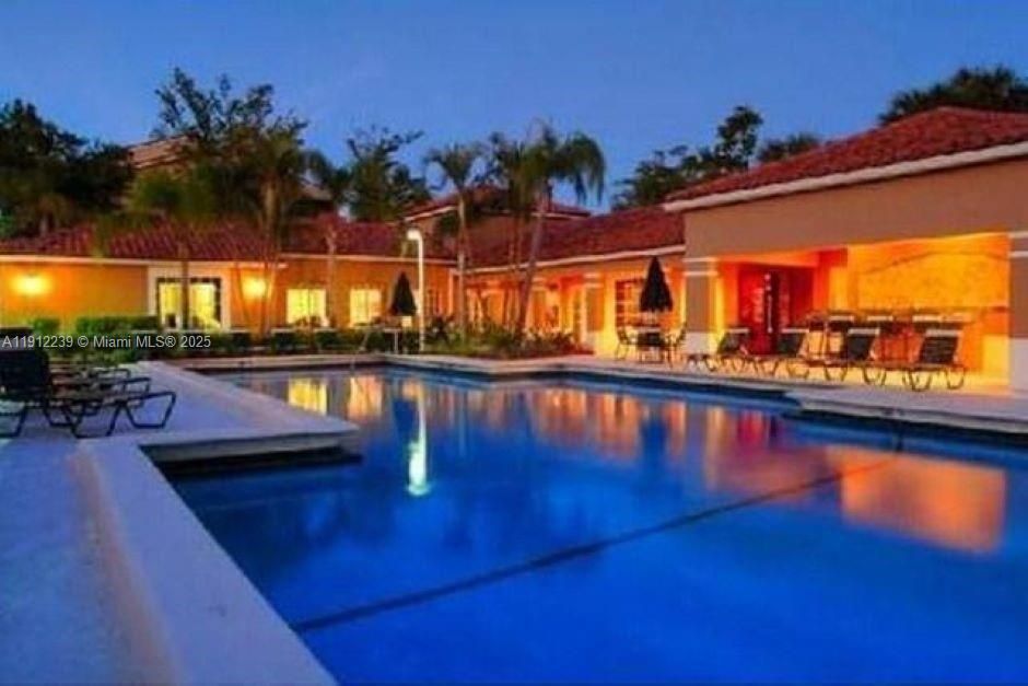 Recientemente alquilado: $2,600 (3 camas, 2 baños, 930 Pies cuadrados)