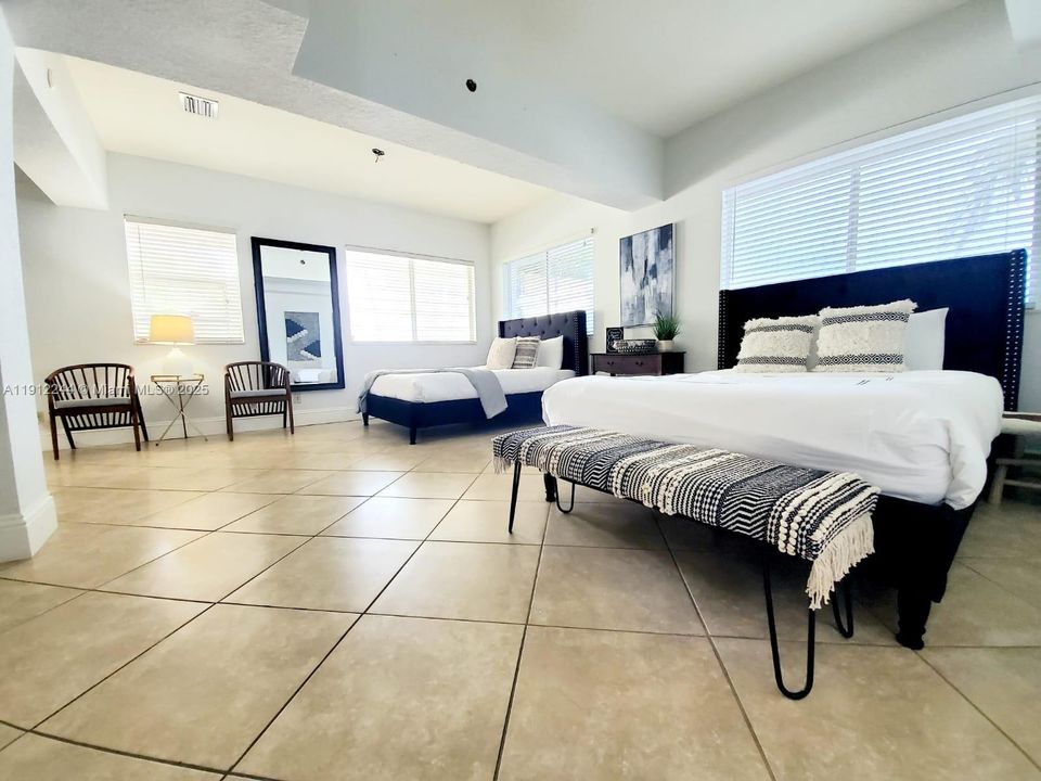 2nd Bedroom (Queen Size Beds)