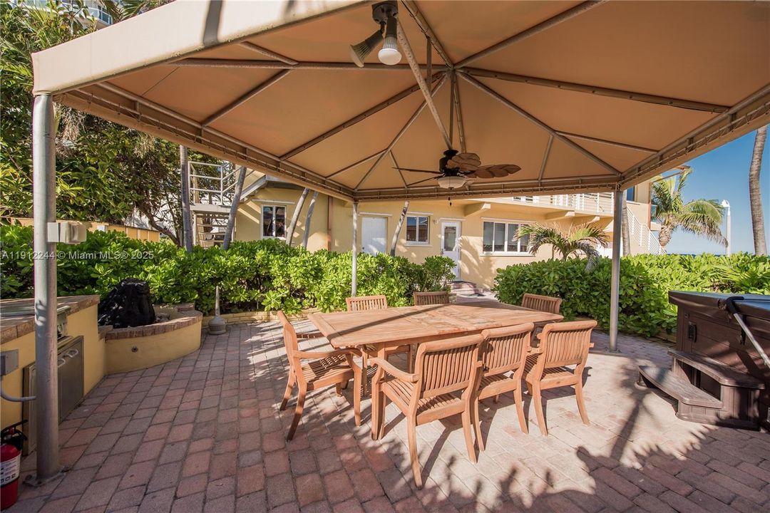 Summer Kitchen Area/w Hot tub