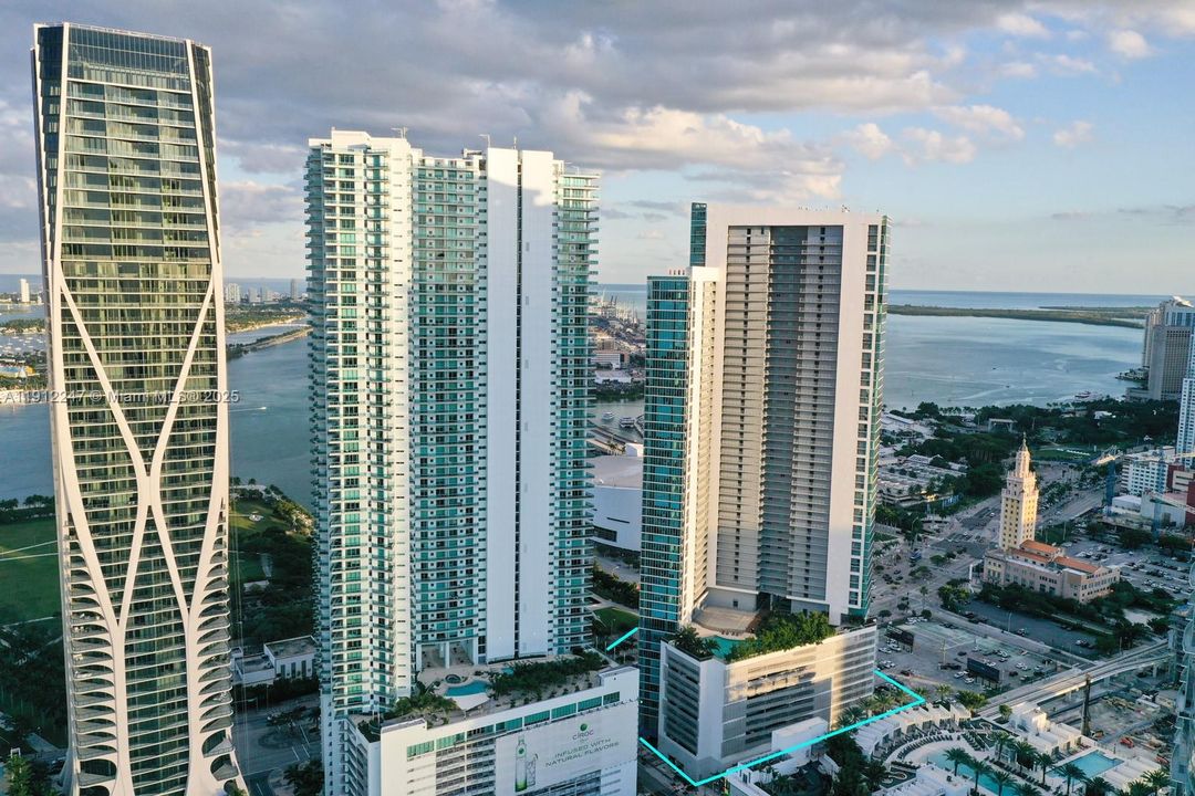 For Sale: $599,000 (1 beds, 1 baths, 833 Square Feet)