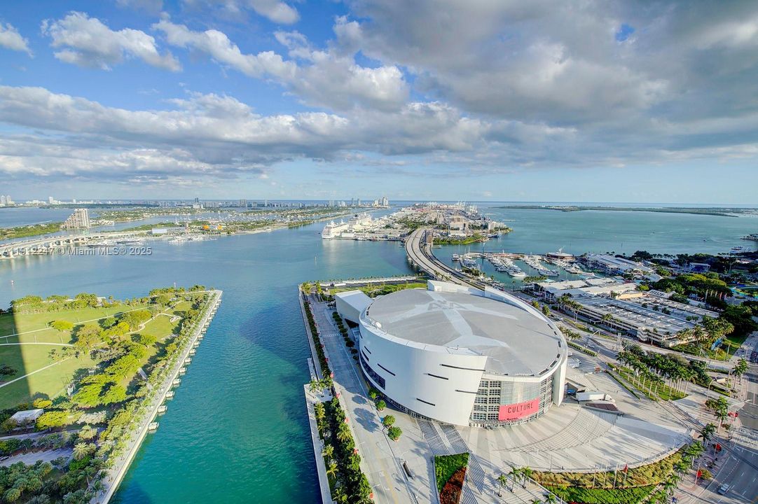 For Sale: $599,000 (1 beds, 1 baths, 833 Square Feet)