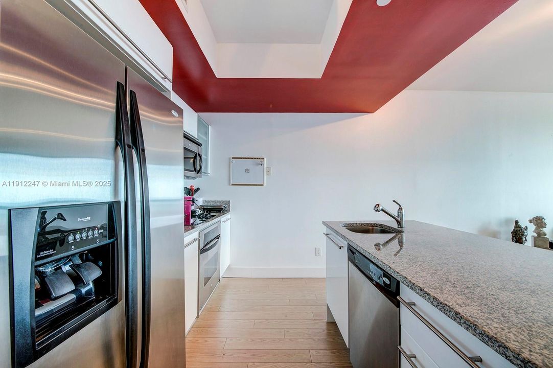For Sale: $599,000 (1 beds, 1 baths, 833 Square Feet)