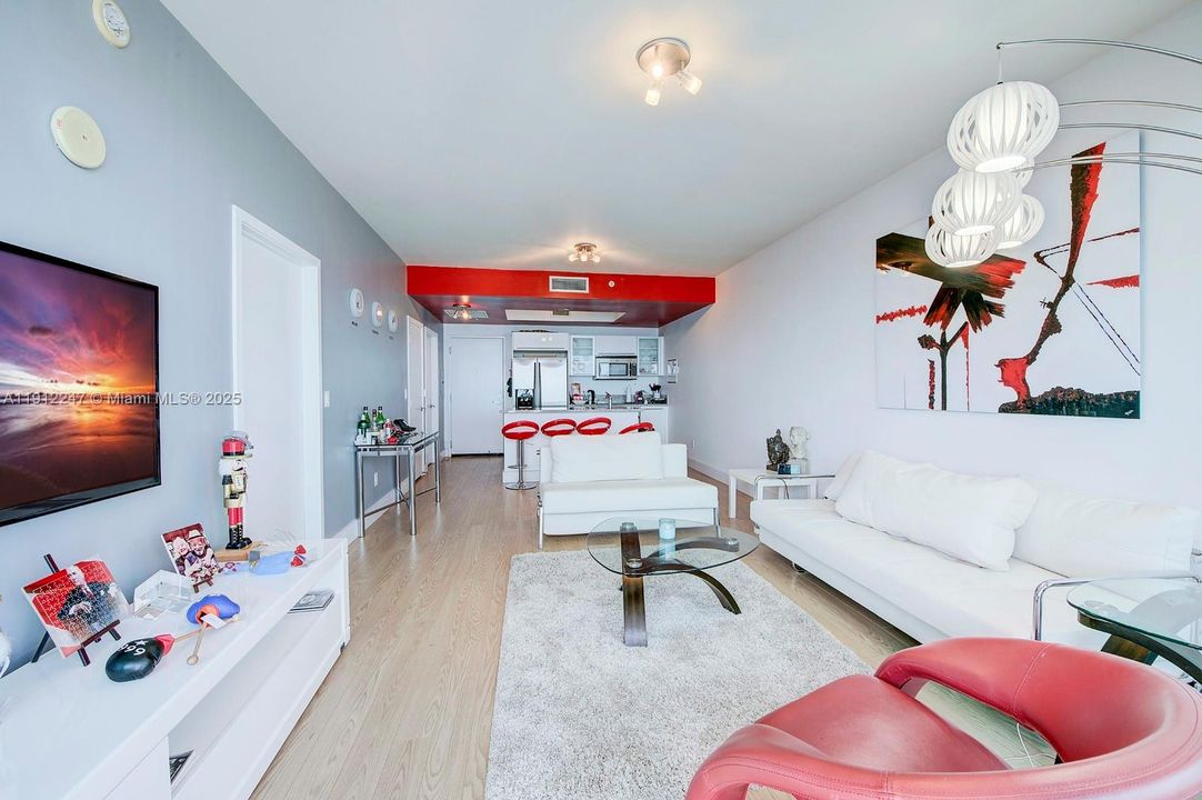 For Sale: $599,000 (1 beds, 1 baths, 833 Square Feet)