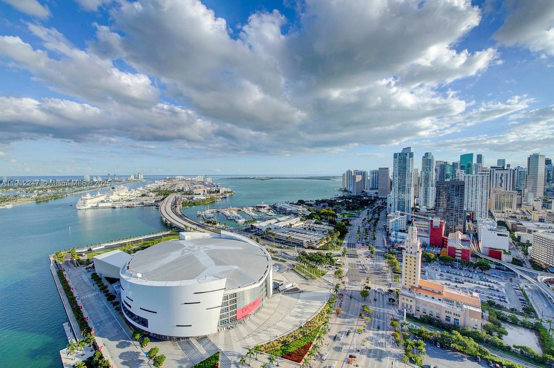 For Sale: $599,000 (1 beds, 1 baths, 833 Square Feet)