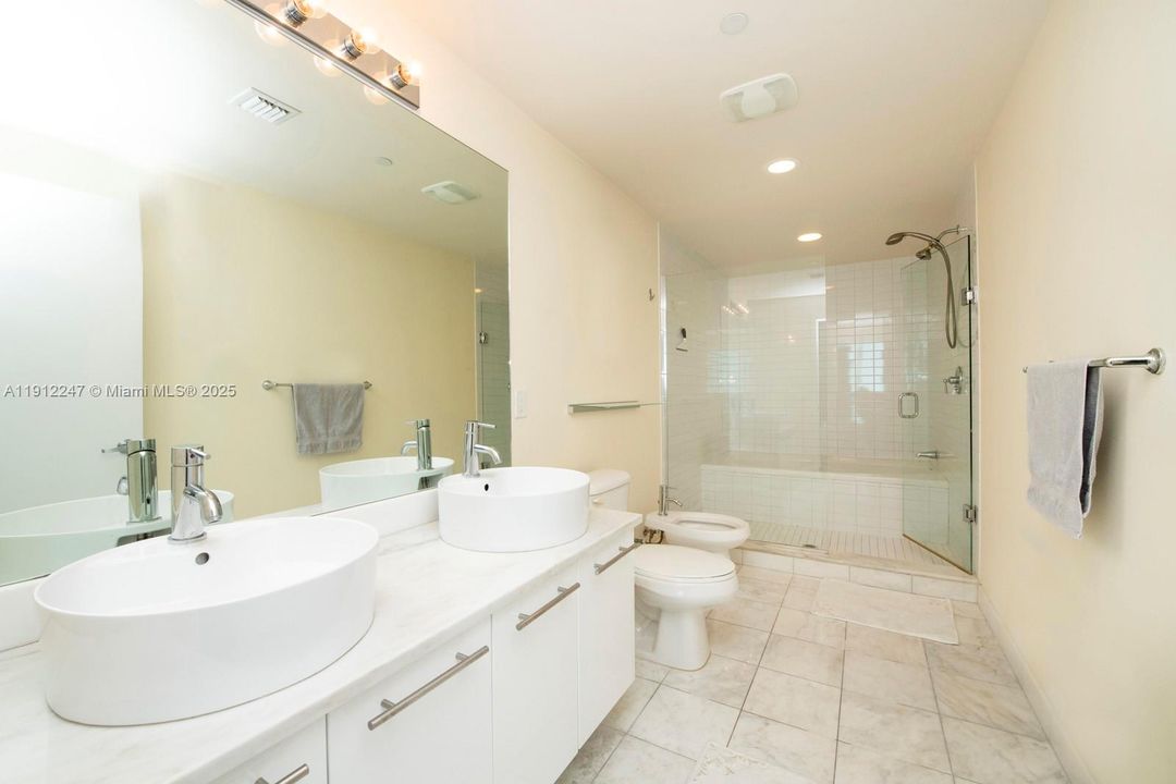 For Sale: $599,000 (1 beds, 1 baths, 833 Square Feet)