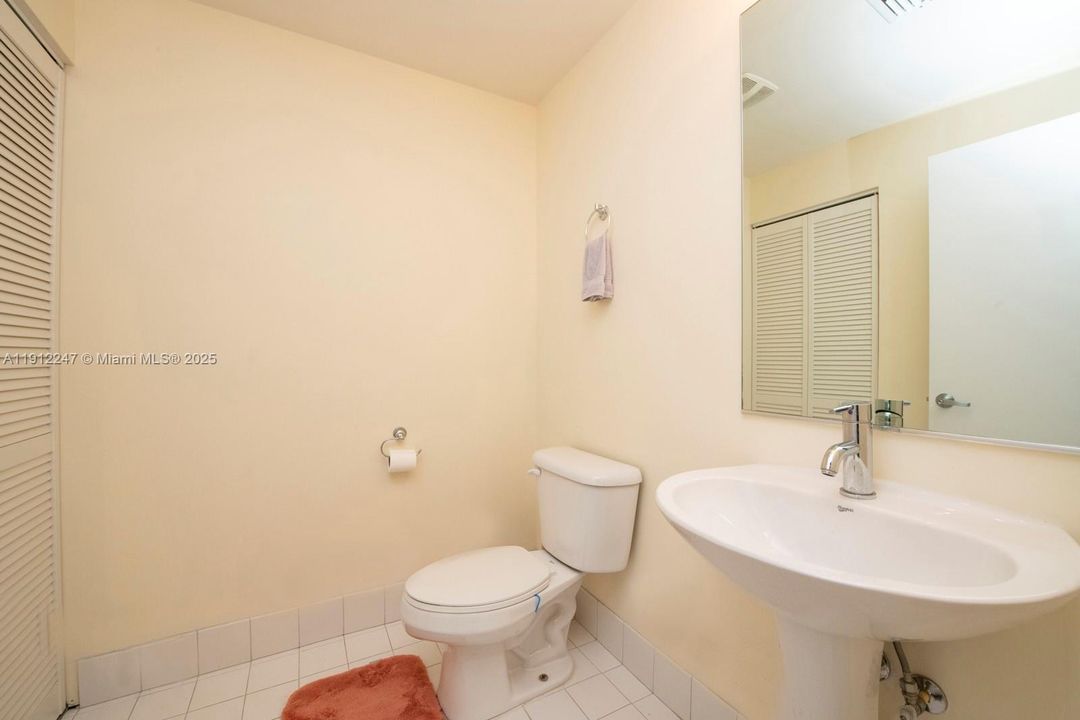 For Sale: $599,000 (1 beds, 1 baths, 833 Square Feet)