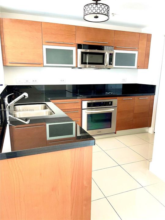 Active With Contract: $2,700 (1 beds, 1 baths, 806 Square Feet)