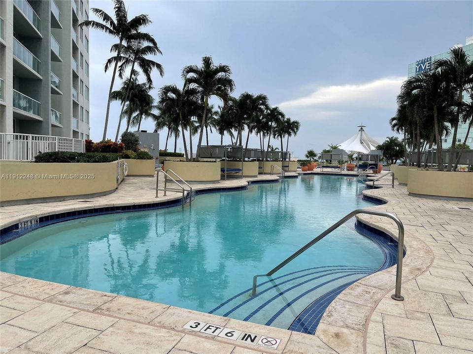 Active With Contract: $2,700 (1 beds, 1 baths, 806 Square Feet)