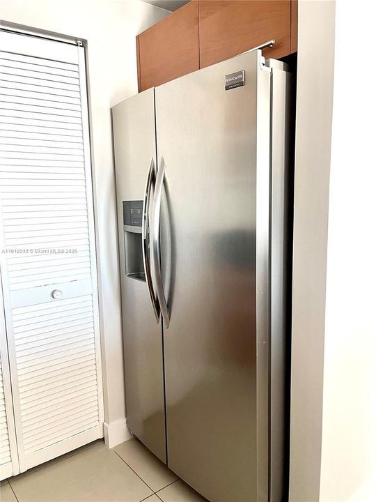 Active With Contract: $2,700 (1 beds, 1 baths, 806 Square Feet)