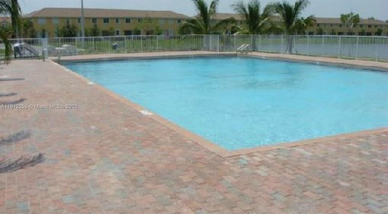 En Renta: $1,975 (2 camas, 2 baños, 930 Pies cuadrados)