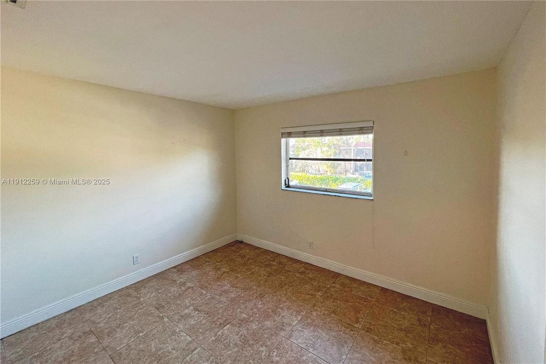 Active With Contract: $184,990 (2 beds, 1 baths, 609 Square Feet)