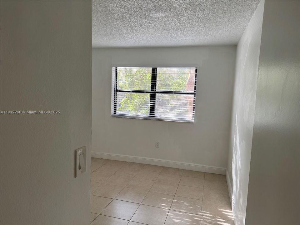 For Rent: $2,100 (2 beds, 1 baths, 867 Square Feet)