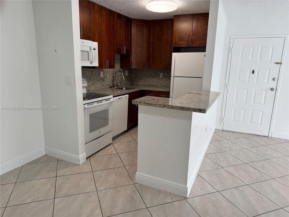 For Rent: $2,100 (2 beds, 1 baths, 867 Square Feet)