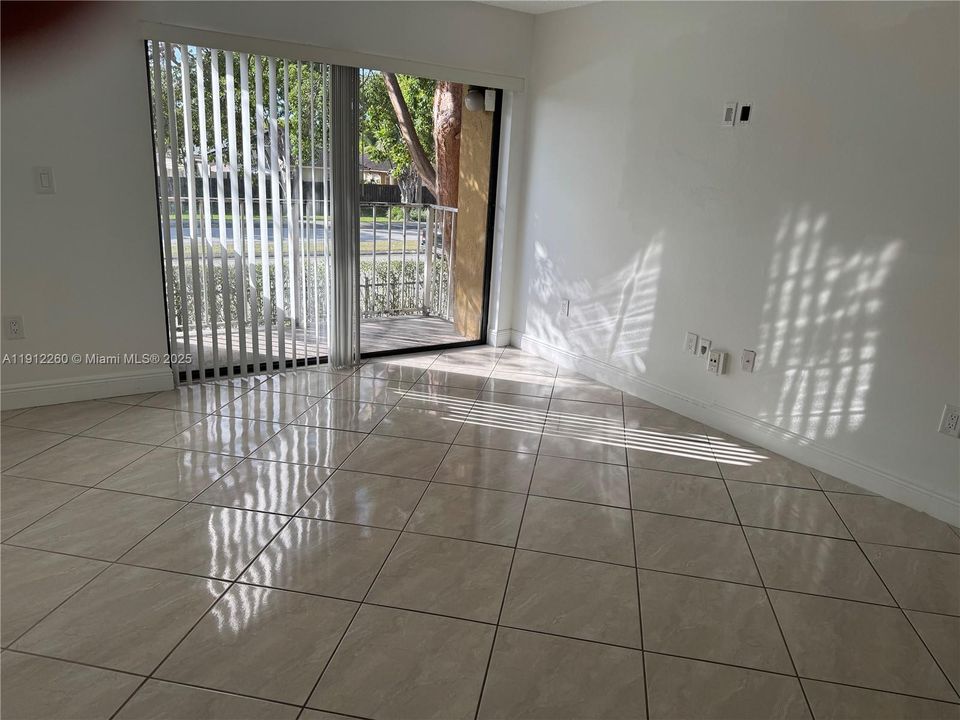 For Rent: $2,100 (2 beds, 1 baths, 867 Square Feet)