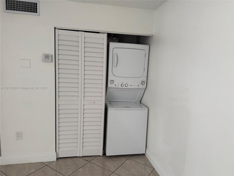 For Rent: $2,100 (2 beds, 1 baths, 867 Square Feet)