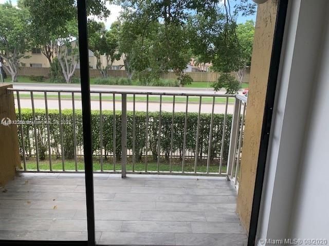 For Rent: $2,100 (2 beds, 1 baths, 867 Square Feet)