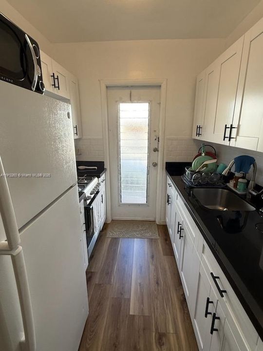 合同活跃: $1,600 (0 贝兹, 1 浴室, 0 平方英尺)