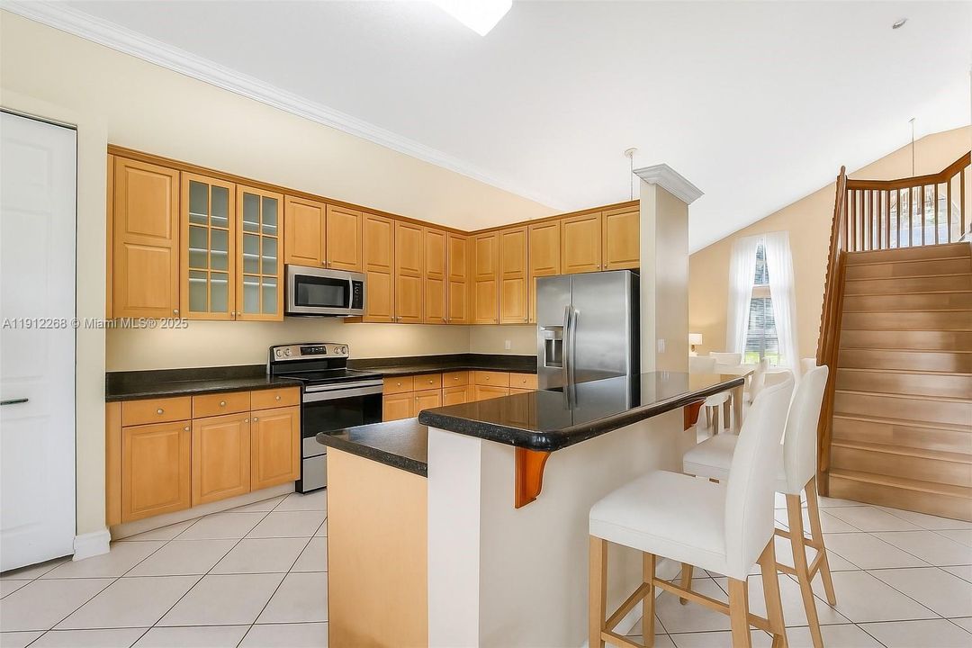 合同活跃: $689,000 (4 贝兹, 4 浴室, 2707 平方英尺)