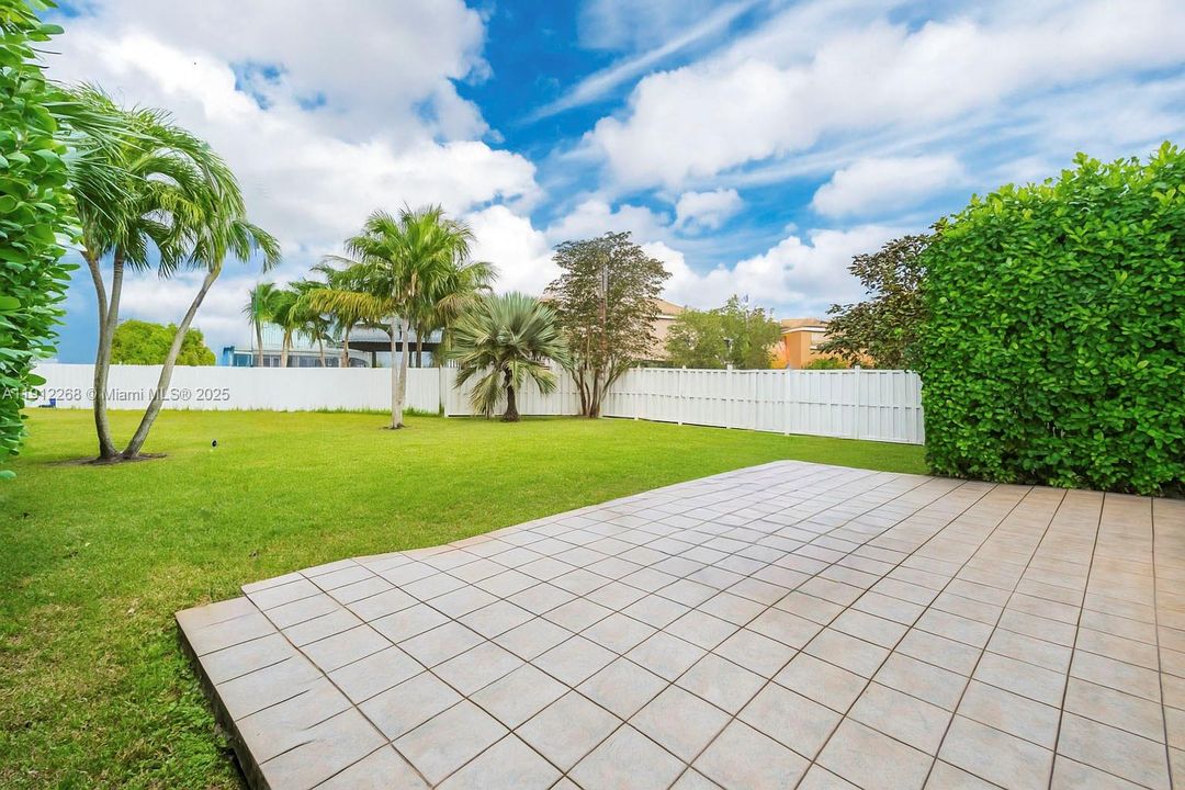 合同活跃: $689,000 (4 贝兹, 4 浴室, 2707 平方英尺)