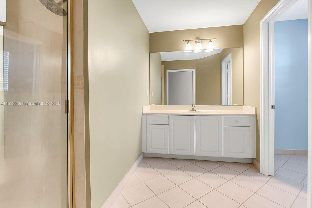 合同活跃: $689,000 (4 贝兹, 4 浴室, 2707 平方英尺)