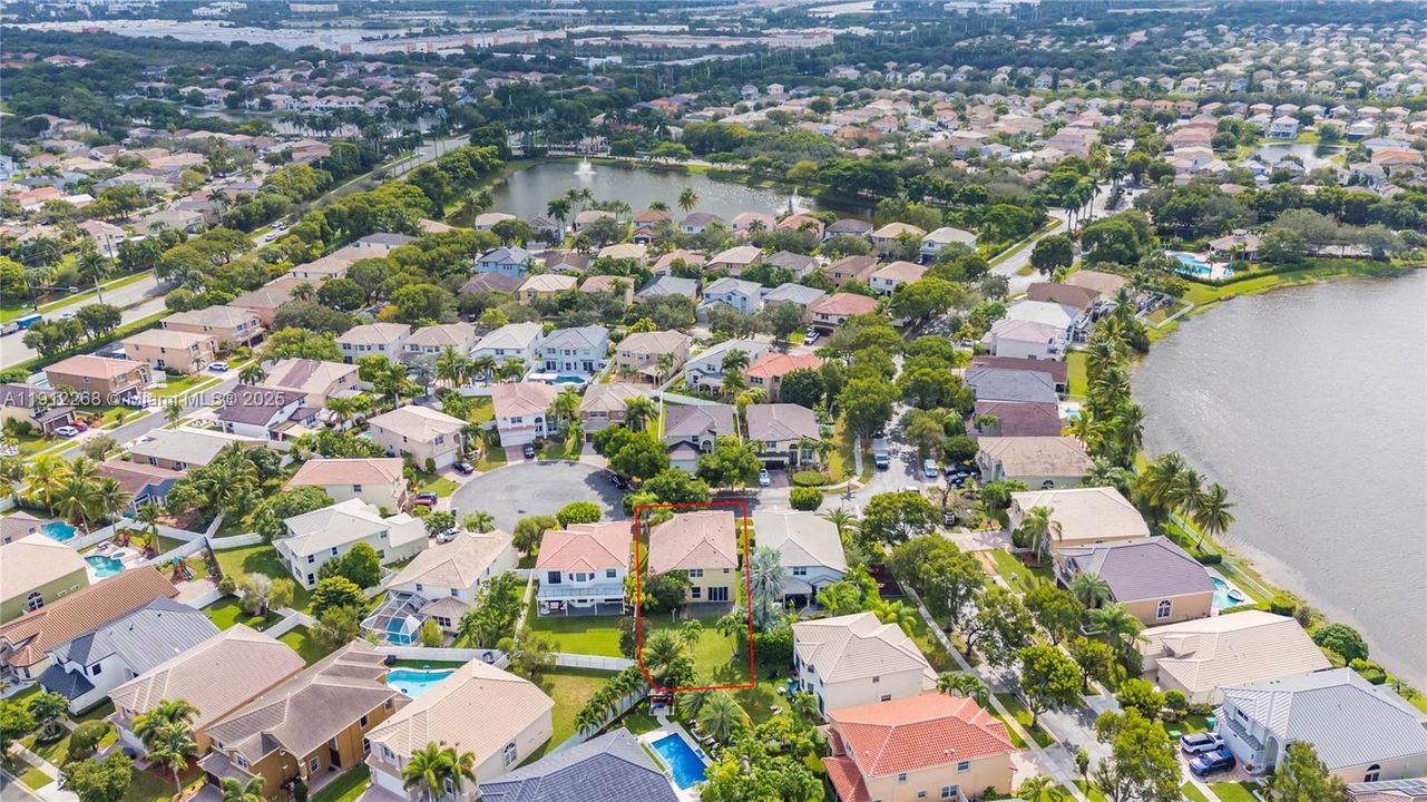 合同活跃: $689,000 (4 贝兹, 4 浴室, 2707 平方英尺)