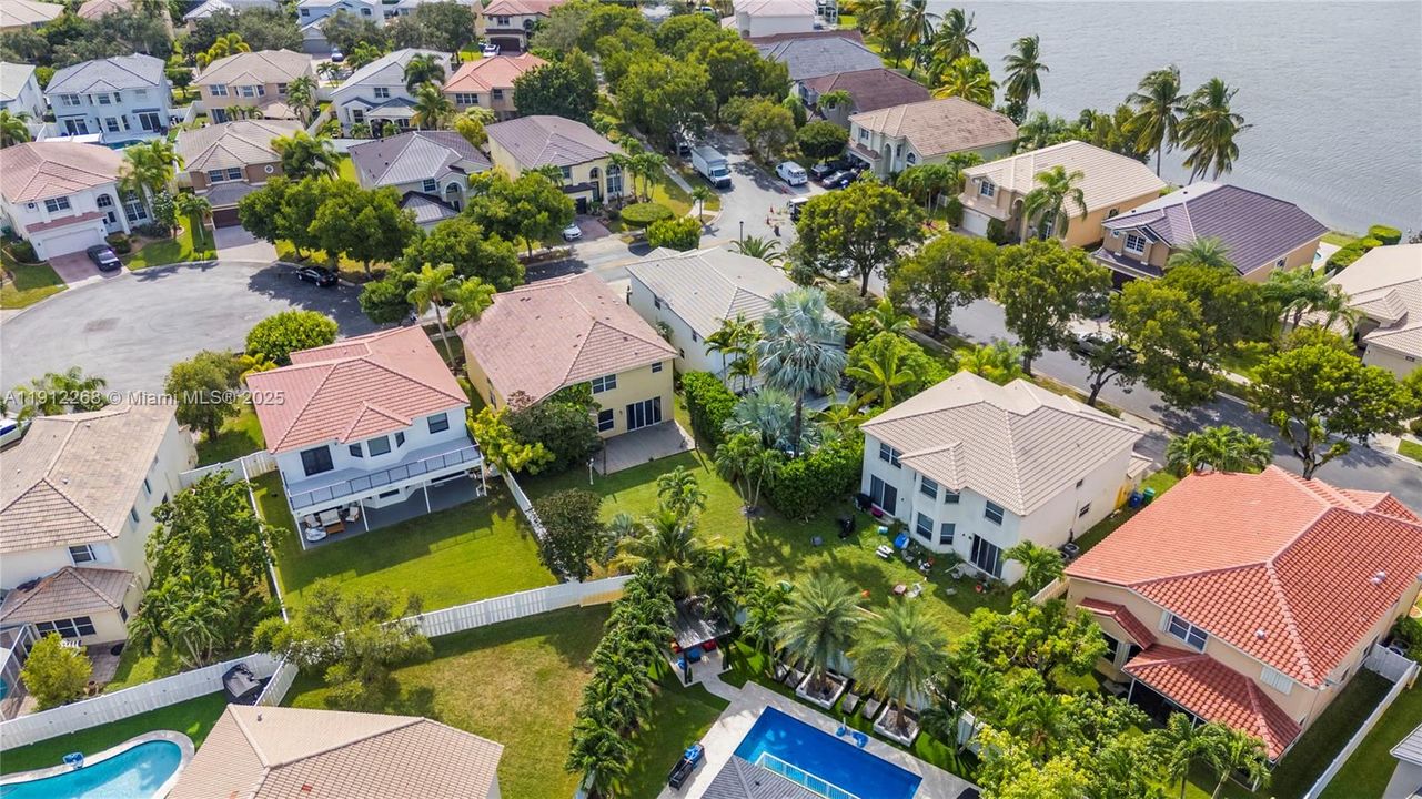 合同活跃: $689,000 (4 贝兹, 4 浴室, 2707 平方英尺)