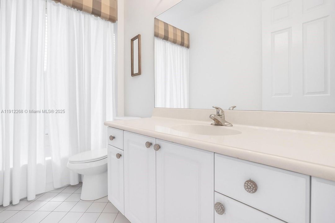 合同活跃: $689,000 (4 贝兹, 4 浴室, 2707 平方英尺)