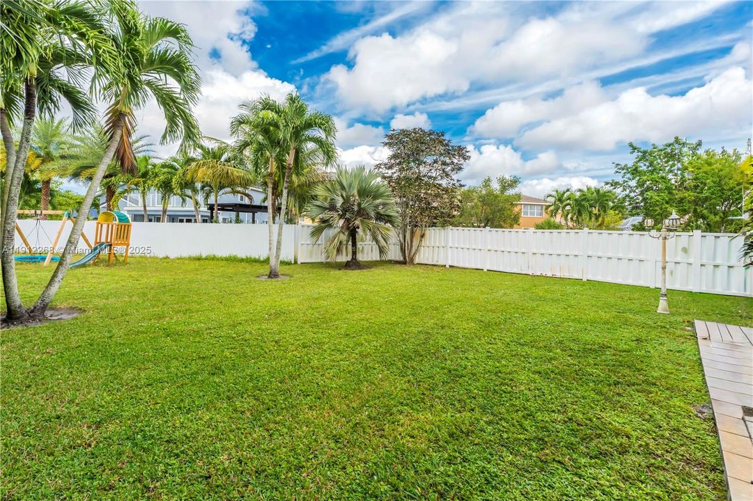 合同活跃: $689,000 (4 贝兹, 4 浴室, 2707 平方英尺)